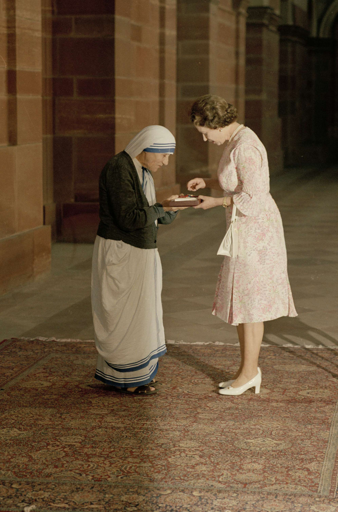 1983: Mother Teresa and Queen Elizabeth II